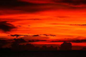 Naklejka premium sunset on last light sky silhouette cloud in evening