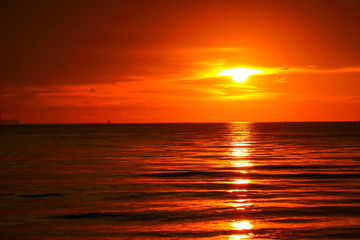 Fototapeta premium sunset on sea and ocean last light red sky silhouette cloud
