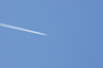 Kondensstreifen Homomutatus eines Flugzeuges am blauem Himmel