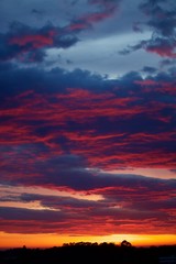 Céu colorido ao fim do dia com espectro de cores entre o amarelo vermelho e azul