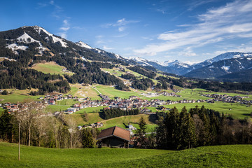 Dorf in den Alpen im Frühling