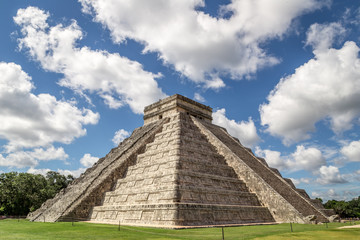 Fototapeta na wymiar Mayan Pyramid of Kukulkan and ruins at Chichen Itza, Yucatan Peninsula, Mexico