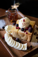 Toasted bread with honey and ice cream