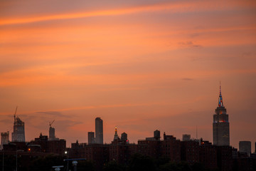 Fototapeta na wymiar Sonnenuntergang New York mit Empire State Building beleuchtet am Unabhängigkeitstag 04. Juli USA