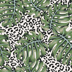 Tropical monstera palm leaves, animal print leopard skin background. Vector seamless pattern. Jungle foliage illustration. Exotic plants. Summer beach floral design. Paradise nature © ojardin