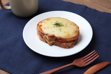 お皿にのせた クロックムッシュ サンドウィッチ パン テーブル