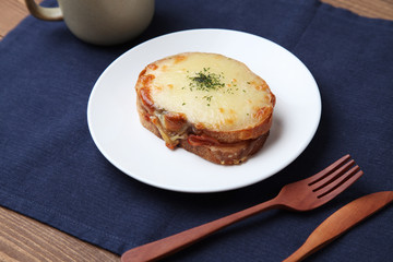 お皿にのせた クロックムッシュ サンドウィッチ パン テーブル