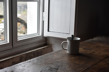 Taza vintage para el cafe encima de una mesa rustica