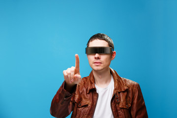 A man is using the glasses of virtual reality.