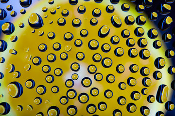 Limón reflejado en gotas de agua