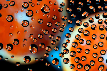 Naranja reflejada en gotas de gua