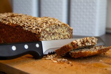 Eiweißbrot mit Brotmesser und zwei Brotscheiben
