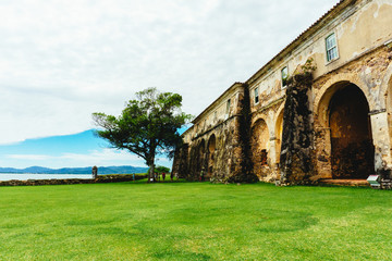 Muralha em ilha antiga