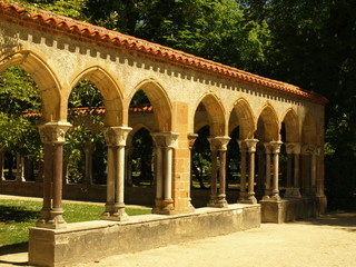 Fototapeta na wymiar Cloître Jardin Massey Tarbes Hautes Pyrénées Occitanie France