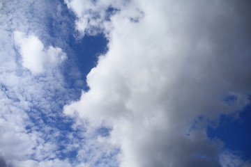 Obraz premium Clouds on a sunny day