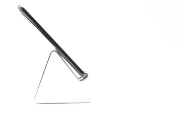 Soporte para móvil de mesa sobre fondo blanco