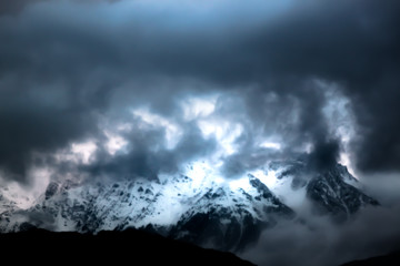 Fototapeta na wymiar Neige et nuages sur les Alpes