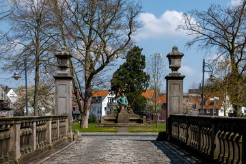 Fototapeta na wymiar Graf-Arnold-Denkmal, von der Schlossbruecke aus gesehen