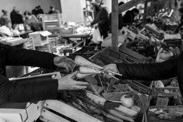 Menschen beim Wochenmarkt