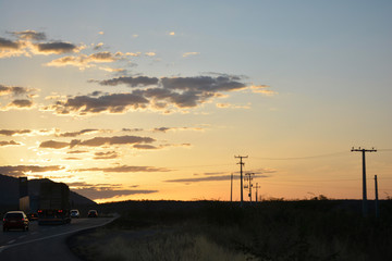 Fototapeta premium por do sol na estrada sunset on the road 