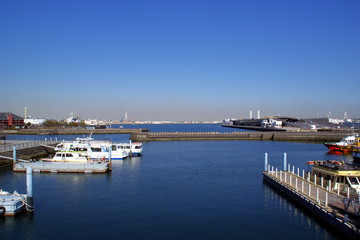 Fototapeta na wymiar 横浜港大桟橋と青い海、青い空、