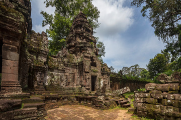 Fototapeta na wymiar Ornamental gateway at Preah Khan temple in Angkor, Siem Reap, Cambodia