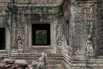 Fototapeta na wymiar Sculpture and bas relief detail at Preah Khan temple in Siem Reap, Cambodia