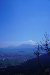 噴煙を放つ阿蘇山と阿蘇町の風景