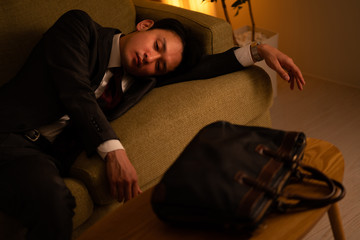 帰宅したスーツの男