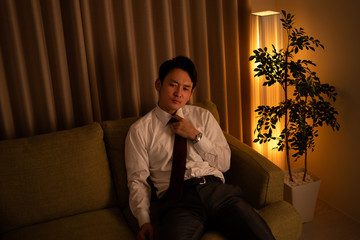 帰宅したスーツの男