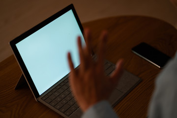 ビデオ通話をする男