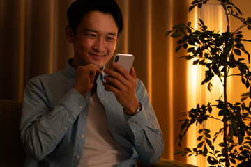 スマートフォンでコンテンツを見る男