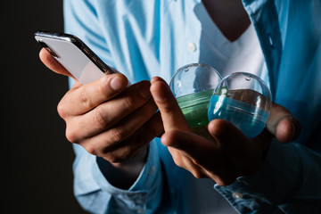 ソーシャルゲームに課金する男