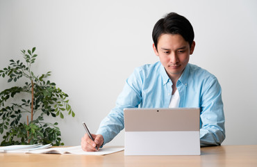 オンライン授業を受ける男