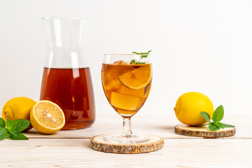 glass of ice lemon tea