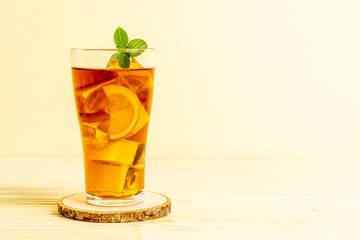 glass of ice lemon tea