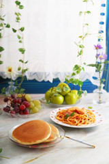 おいしそうなスパゲッティとパンケーキ