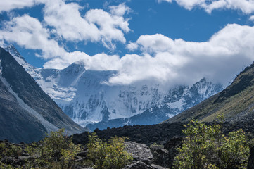 Fototapeta na wymiar Горы, Алтай, Белуха, природа, горный пейзаж, облака, вершина горы