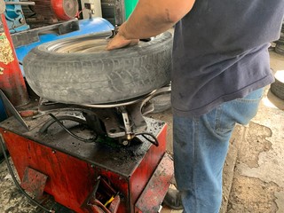 Llanta puesta en la máquina del taller para sacarla del rin 