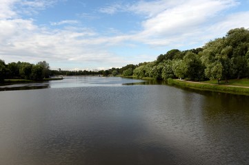 Fototapeta na wymiar Pond in the Moscow Park 