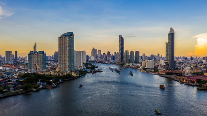 Toits de la ville de Bangkok et gratte-ciel avec immeuble d& 39 affaires au centre-ville de Bangkok, rivière Chao Phraya, Bangkok, Thaïlande.