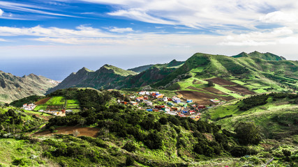 Obraz premium Emerald hills under the blue sky