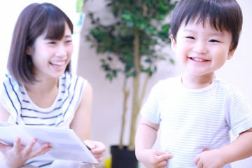 アルバムを見る親子