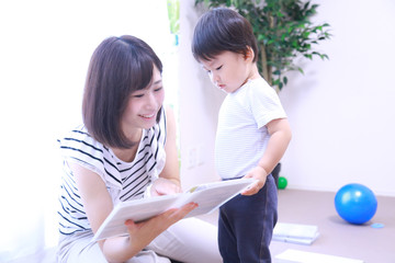 アルバムを見る親子