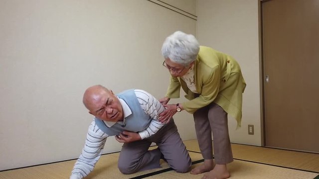 倒れこむおじいちゃんと駆け寄るおばあちゃん