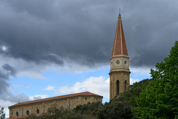 Fototapeta na wymiar scenic view of Arezzo Cathedral under a cloudy sky, on springtime