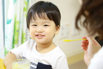 プリンを食べる男の子