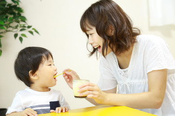 Obraz na płótnie Canvas プリンを食べる親子
