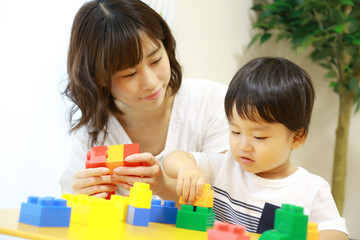 ブロックで遊ぶ親子