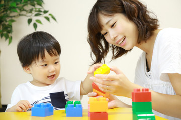 ブロックで遊ぶ親子
